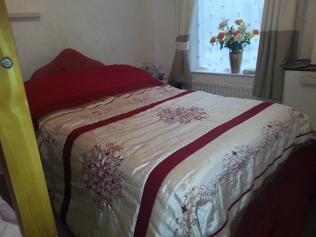 Lynwood Bed & Breakfast - Blackpool — Photos 1