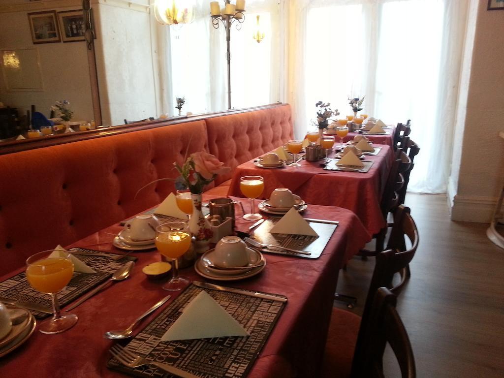 Lynwood Bed & Breakfast - Blackpool — Photos 3
